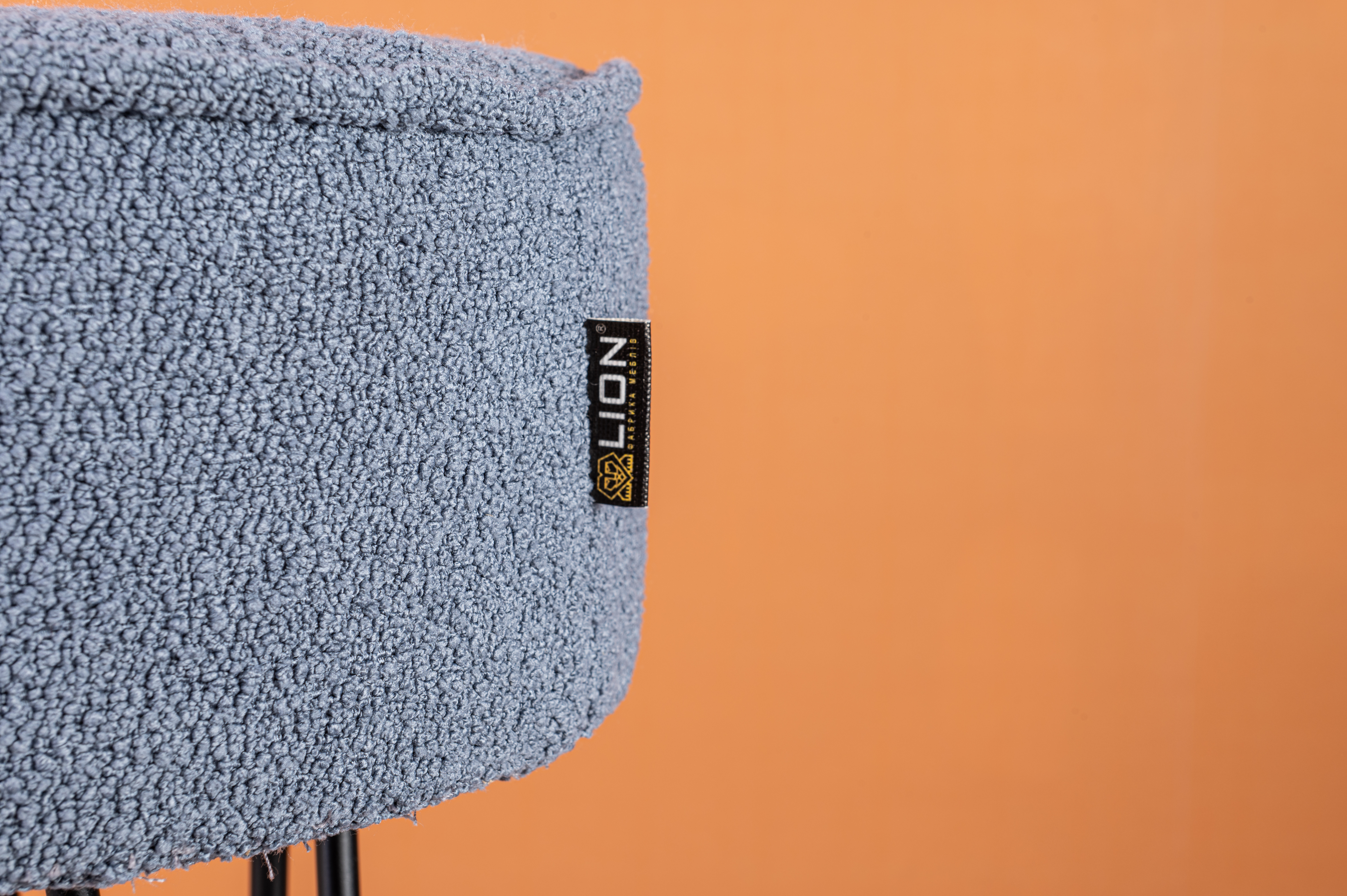 https://lion-mebli.com.ua/small-furniture/pufy/short-2-metalevi-nizhky